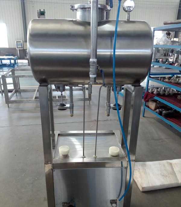 Rear view of double-head bottle filling machine.jpg